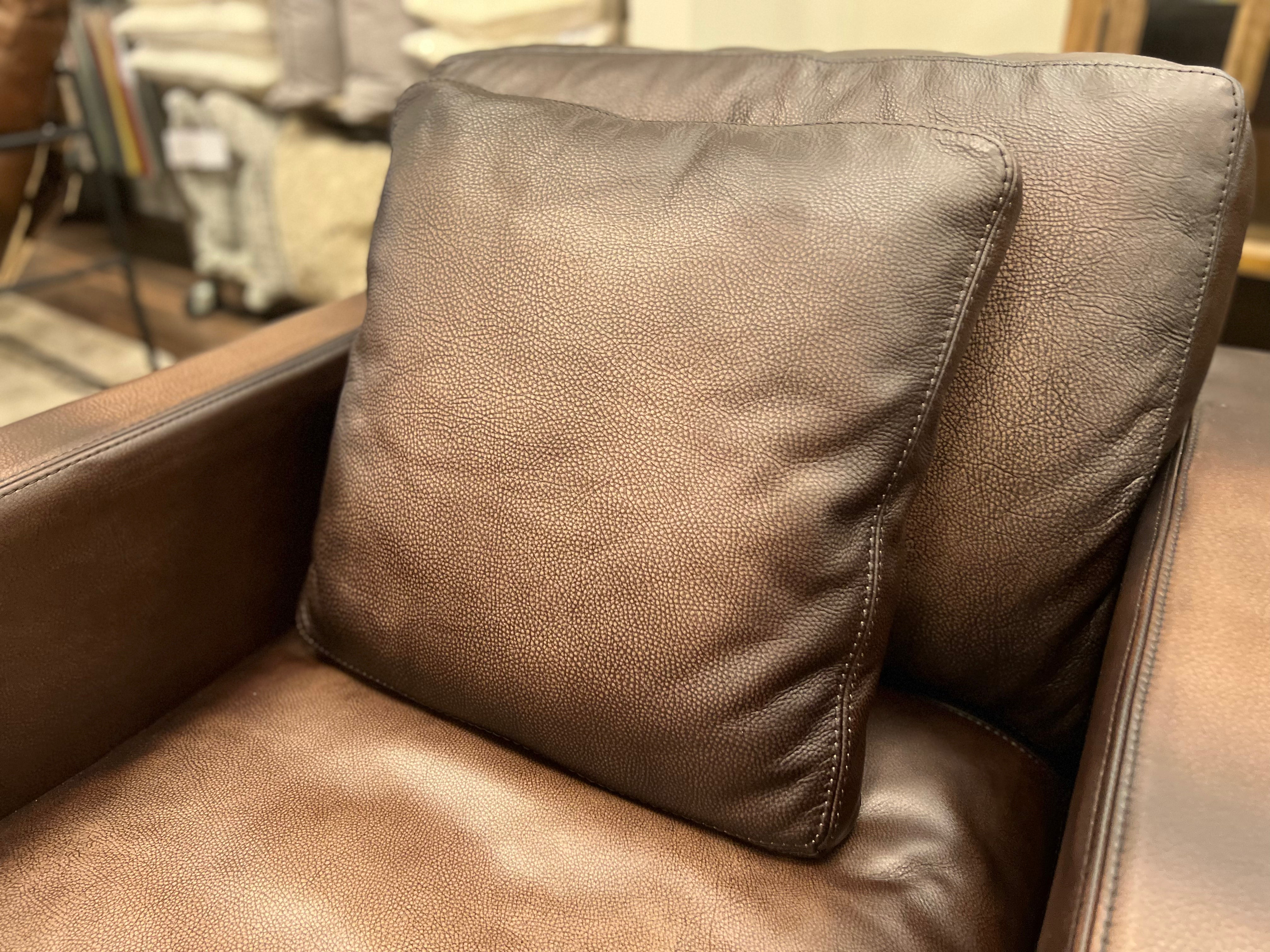 Franklin 36" Top Grain Leather Swivel Chair - Diva Oak