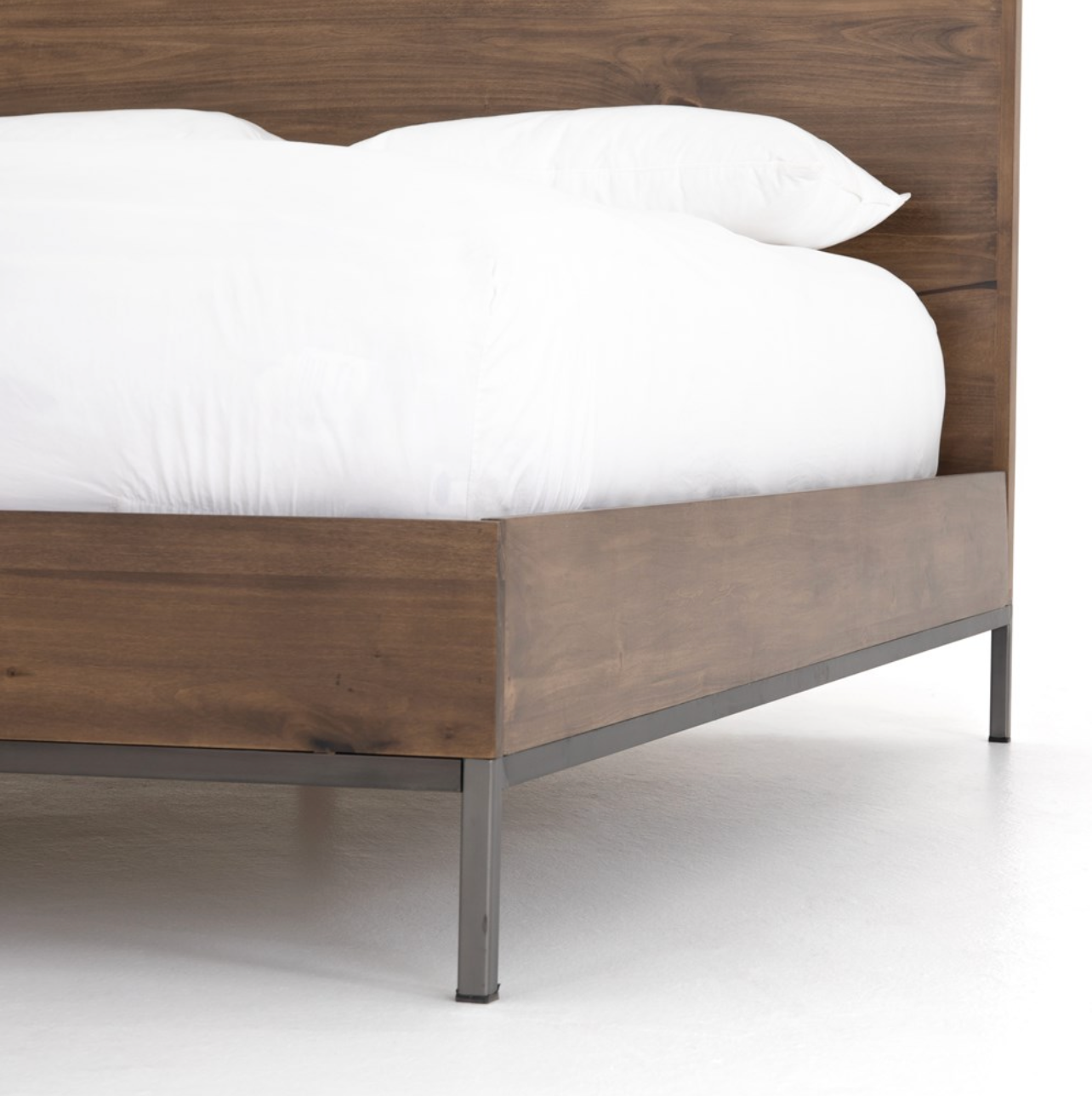 Naomi 62" Queen Bed - Auburn Poplar