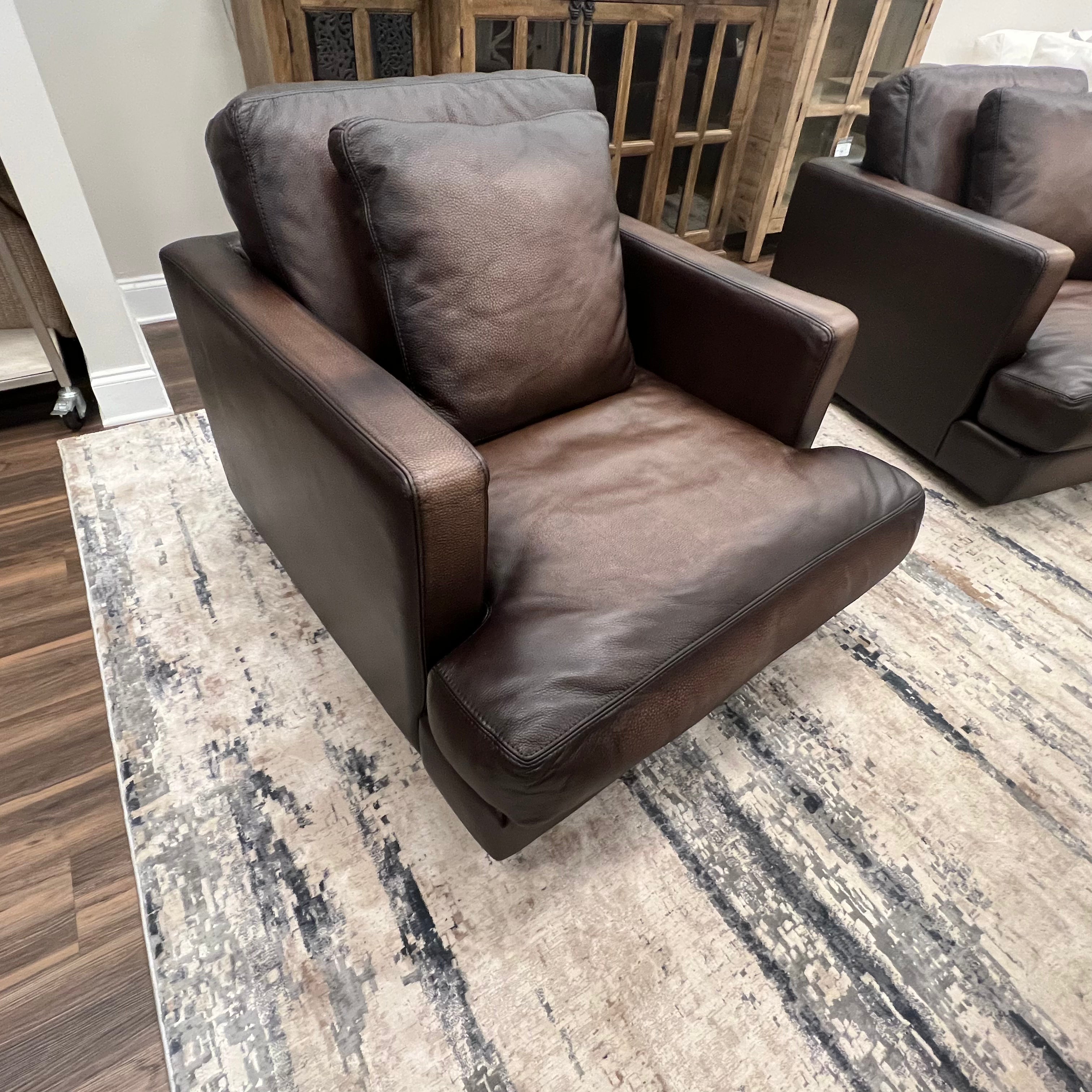 Franklin 36" Top Grain Leather Swivel Chair - Diva Oak